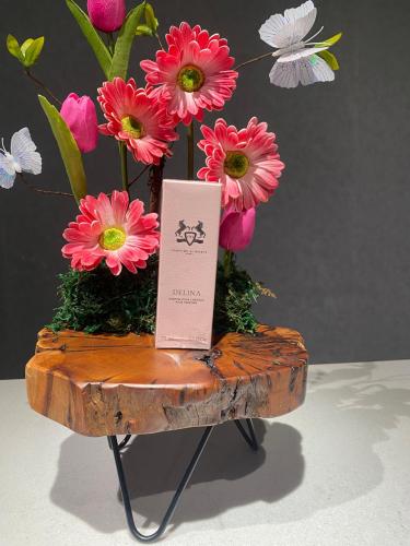 طقم "دلينا الخشبي" - عطر الشعر مع الجيربيرا الوردي...