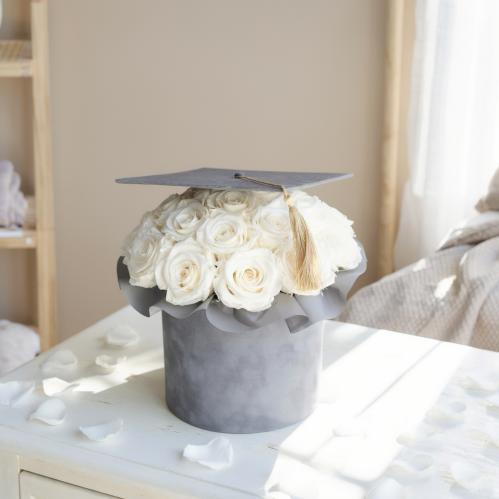 بوكس "تاج الإنجاز" - روز أبيض فاخر مع قبعة التخرج...