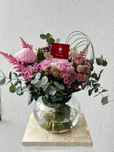 فازة "سديم الربيع" - هيدرنجيا وردية في حوض كروي كر...