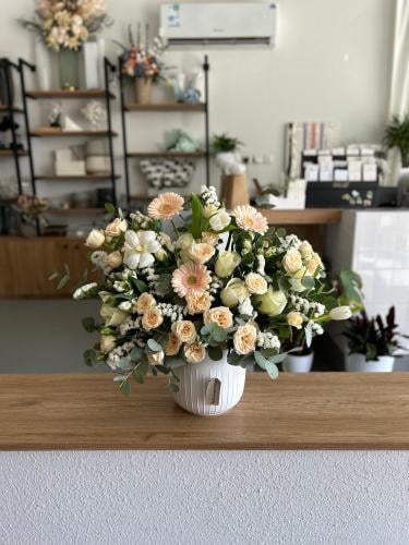 فازة "شروق الباستيل" - تناغم الجيربيرا والروز في ف...