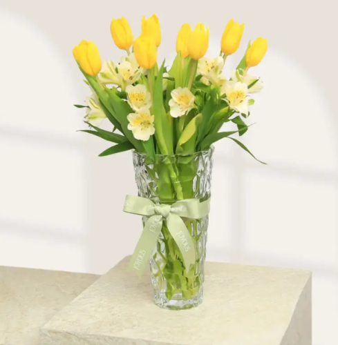 فازة "الربيع الدائم" – تنسيق توليب أصفر وألسترومير...