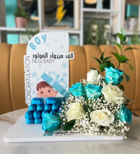 بكج "خطوات السعادة" - تنسيق ورد أزرق وأبيض مع شوكو...