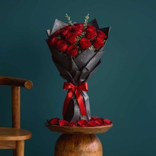 باقة "سحر الغسق" - كلاسيكية الروز الأحمر في الغلاف...