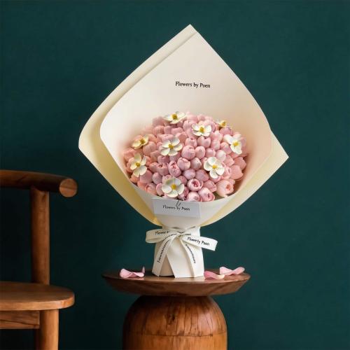 باقة "رقّة لوسيرا" - توليب وردي وأقحوان ناعم