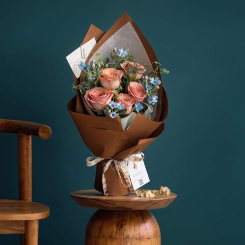 باقة "نسمة الخريف" - تناغم الروز المشمشي والزهور ا...