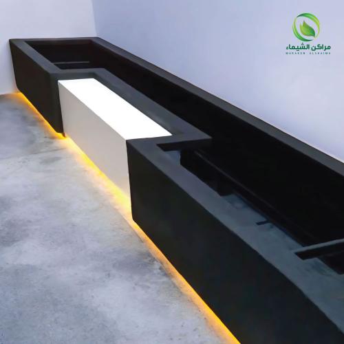 حوض زراعة فيبر كبير مضئ وجلسة مميزة