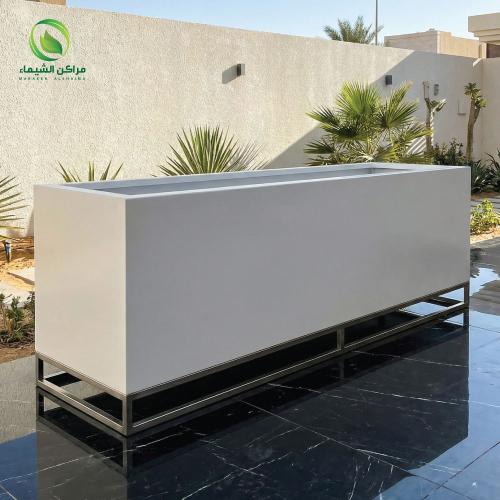 حوض زرع كبير بقاعدة مرتفعة