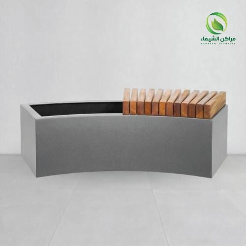 جلسة خارجية مودرن فيبر وخشب سويدي مع حوض زرع