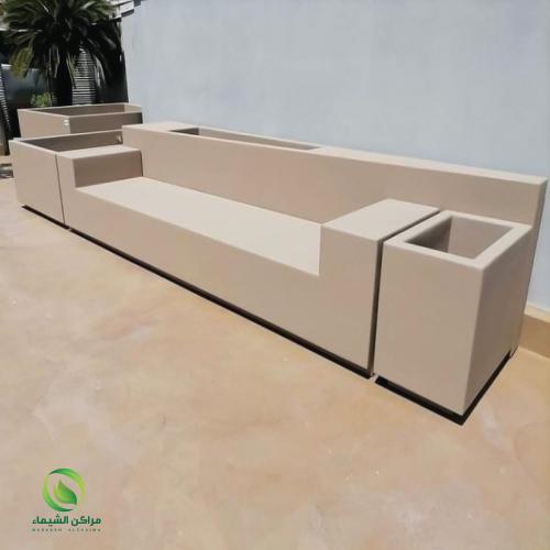 جلسة خارجية كبيرة مع أحواض فايبر