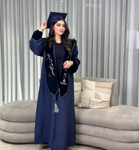عباية تخرج كحلي بإطلالة ملكية حصرية