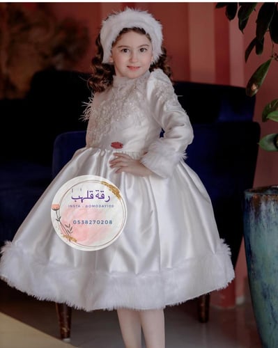 فستان فخم وانيق ابيض بفرو وشك خرز على الصدر والأكم...