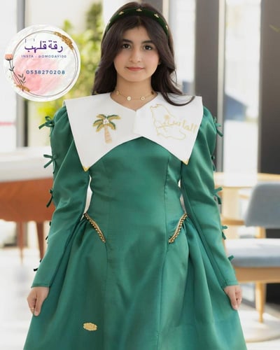 فستان اليوم الوطني اخضر مع وشاح تطريز ابيض بالاسم...