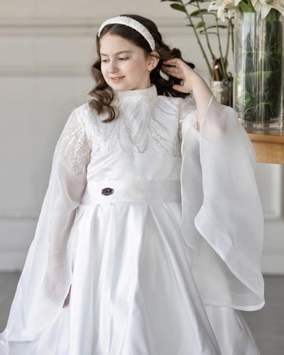 فستان ابيض انيق مطرز للمناسبات