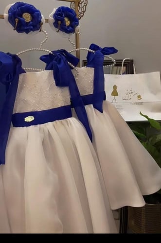 فستان ابيض انيق مزين بالتطريز الترتر على الصدر مع...