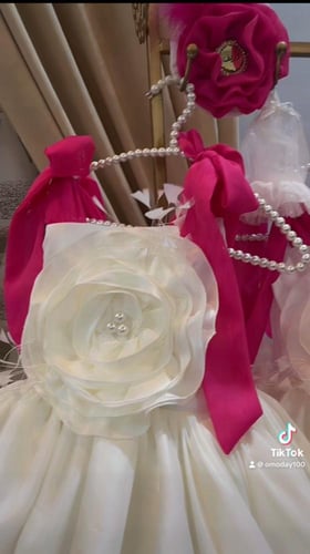 فستان اوف وايت مع شرايط فوشي مع وشاح تطريز