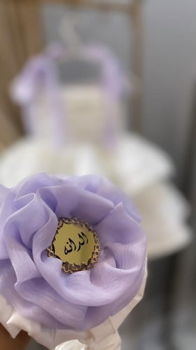 فستان ابيض مع شرايط موف مع وشاح تطريز متوفر بعده ا...