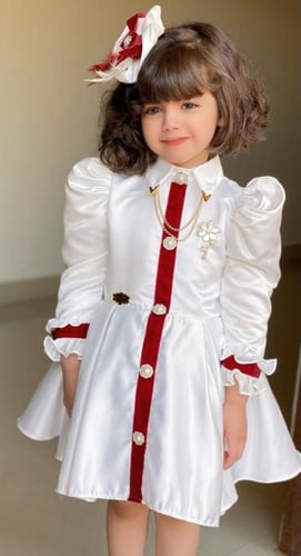 فستان ابيض بشريط احمر متوفر بعده الالوان حسب الطلب...