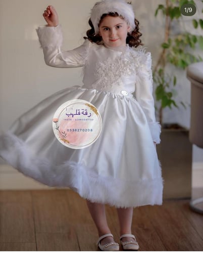 فستان فخم وانيق ابيض بفرو وشك خرز على الصدر والأكم...