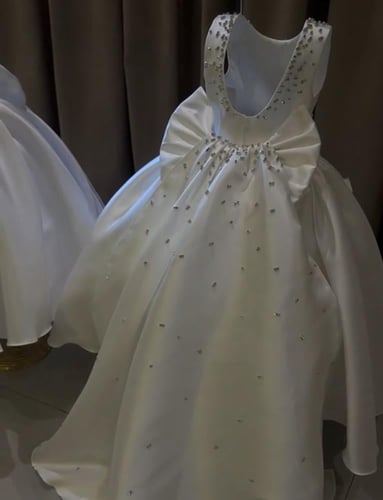 فستان ابيض فخم مزين بالكريستال مع ذيل