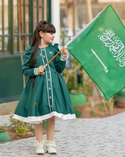 فستان اليوم الوطني شامل طوق الشعر وبروش اليوم الوط...