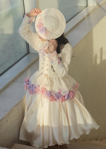 فستان دانتيل مطرز بيج فخم شامل القبعه