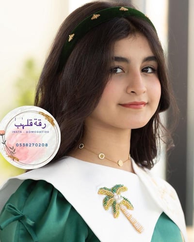 فستان اليوم الوطني اخضر مع وشاح تطريز ابيض بالاسم...