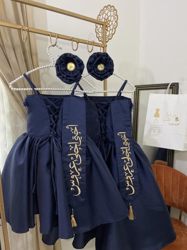 فستان كحلي مع وشاح تطريز وريش متوفر بعده الالوان