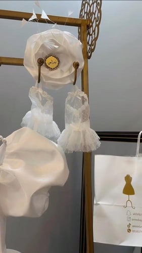 فستان انيق ابيض مع وشاح تطريز
