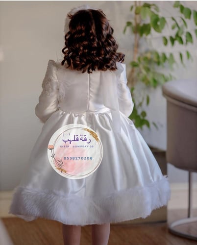 فستان فخم وانيق ابيض بفرو وشك خرز على الصدر والأكم...