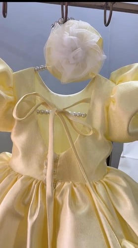 فستان انيق وناعم باللون الأصفر ليموني مع فتحة على...