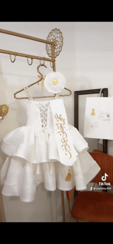 فستان اوف وايت مع وشاح تطريز