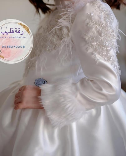 فستان فخم وانيق ابيض بفرو وشك خرز على الصدر والأكم...