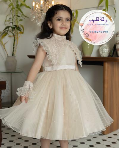 الفستان البيج شامل اكسسوار الشعر والمسكات اليدين
