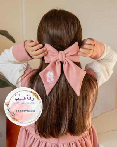 فيونكة شعر مريول بتطريز وردي