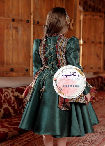 فستان يوم التأسيس اخضر مع اكسسوار الشعر