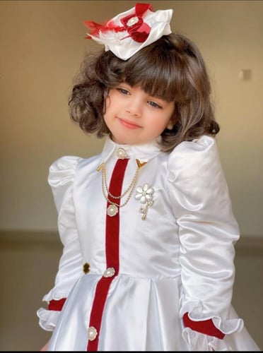 فستان ابيض بشريط احمر متوفر بعده الالوان حسب الطلب...