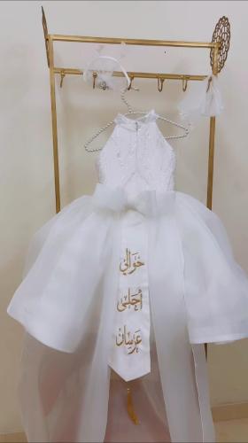 فستان انيق وفخم ابيض مطرز بالخرز مع ذيل ووشاح تطري...