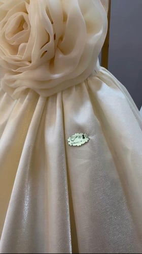 فستان الوردة لون بيج