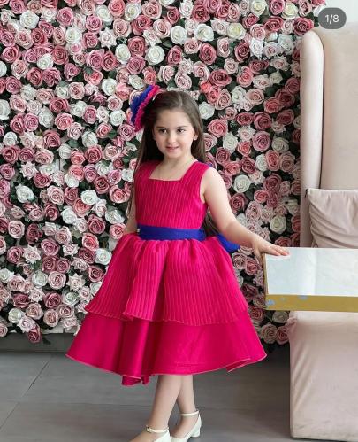 فستان فوشي مع ربطات نيلي