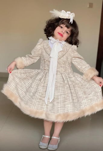 فستان شانيل شتوي مزين بالفرو والازارير الذهبية