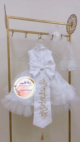 فستان ابيض فخم مطرز للمناسبات مع وشاح تطريز