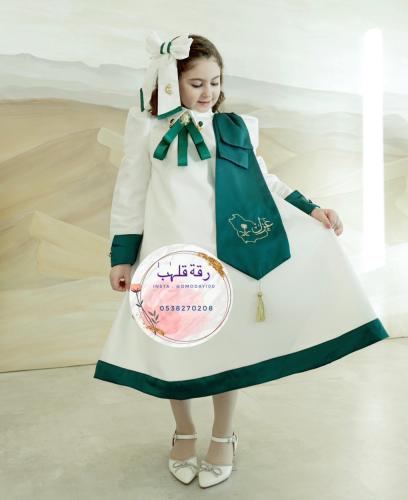 فستان اليوم الوطني مع وشاح تطريز بالأسم شامل اكسسو...