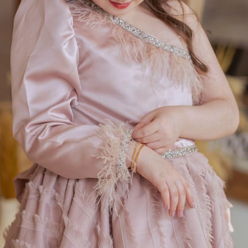 فستان غبار الورد مع وشاح تطريز