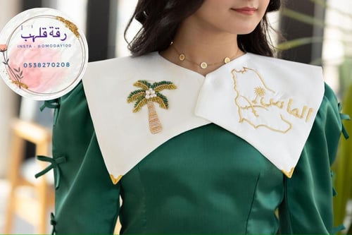 فستان اليوم الوطني اخضر مع وشاح تطريز ابيض بالاسم...