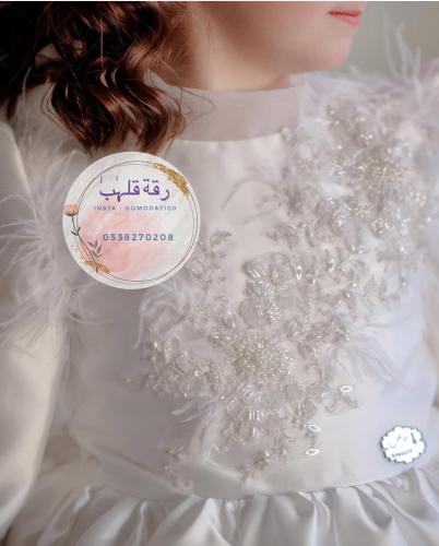 فستان فخم وانيق ابيض بفرو وشك خرز على الصدر والأكم...