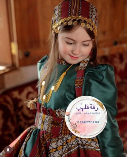 فستان يوم التأسيس اخضر مع اكسسوار الشعر