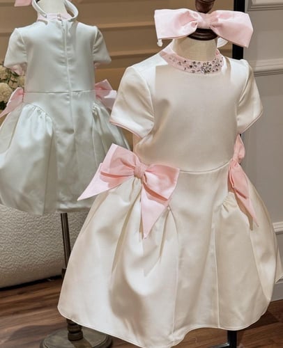 فستان ناعم وفخم مزين بالكريستال حول الرقبة مع فيون...