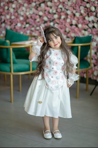 فستان ابيض مزين بترتر ملون بتدرجات الوردي والسماوي...