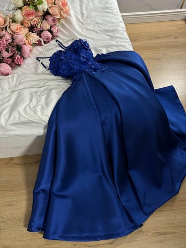 فستان نيلي ورد