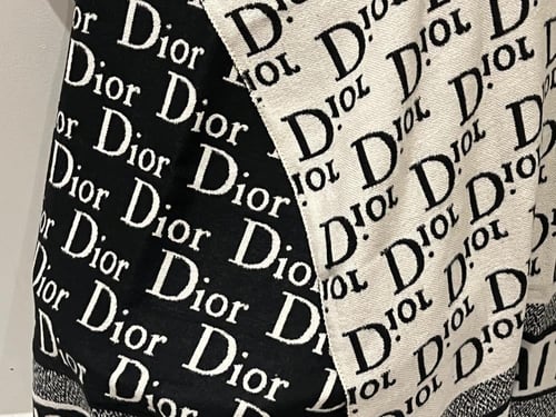 اسكارفات ديور الشتويه